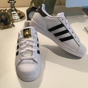 NWOT Adidas Superstar Youth Size 4.5 Ladies 5.5/6